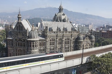 Medellin, Kolombiya üzerinde 28 Temmuz 2015. Şehir ve Kültür Sarayı'nın Metro toplu taşıma.