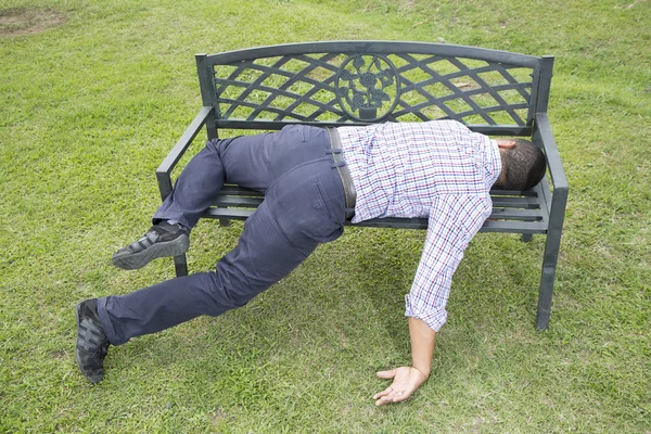Alszik, vagy részeg fiatalember, szabadban egy padon — Stock Fotó
