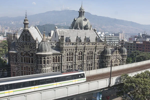 Medellin, Colombia op 28 juli 2015. Metro openbaar vervoer in de stad en het paleis van de cultuur. — Stockfoto