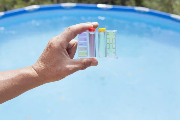 Medição de cloro e HP de uma piscina — Fotografia de Stock