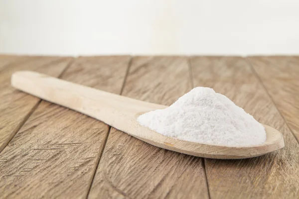 Baking soda (Sodium bikarbonat) pada sendok kayu — Stok Foto
