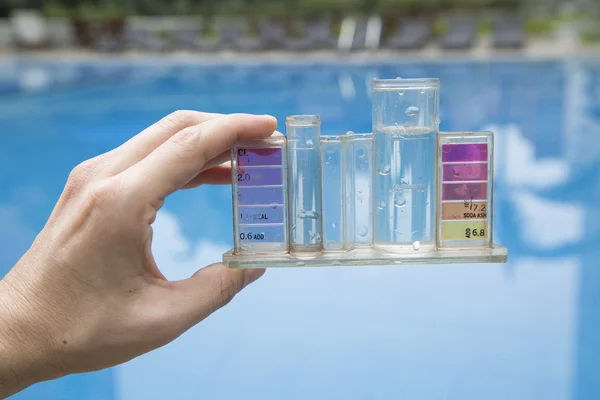Measurement of chlorine and PH of a pool — Stock Photo, Image