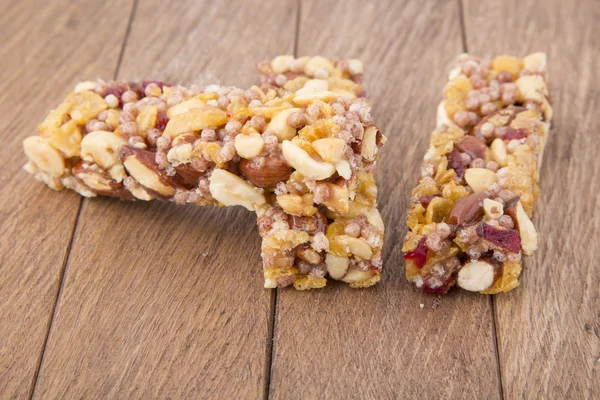 Cereální tyčinky müsli s jablky, ořechy a rozinkami — Stock fotografie