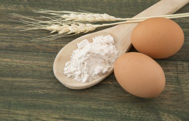 Ahşap masa un, yulaf ve buğday kulaklara.