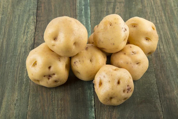 Delicious yellow potatoes - tubers. — Stock Photo, Image