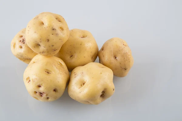 Delicious yellow potatoes - tubers. — Stock Photo, Image