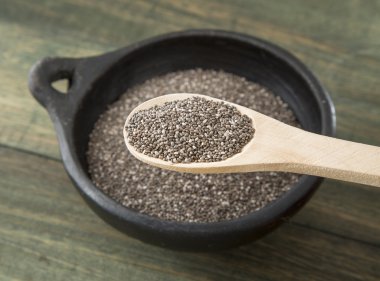 Masanın üzerine bir tahta kaşık Chia tohum