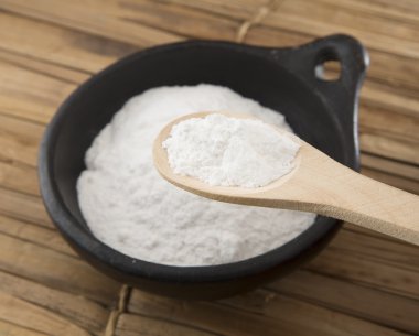 kabartma tozu (sodyum bikarbonat) üzerinde bir tahta kaşık
