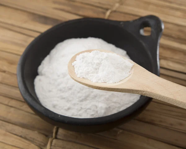 Bicarbonato de sodio (bicarbonato de sodio) en una cuchara de madera — Foto de Stock