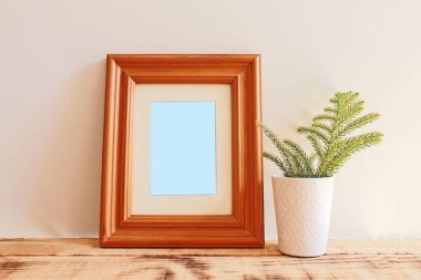 Ahşap çerçeve modelleri ahşap arkaplanlı