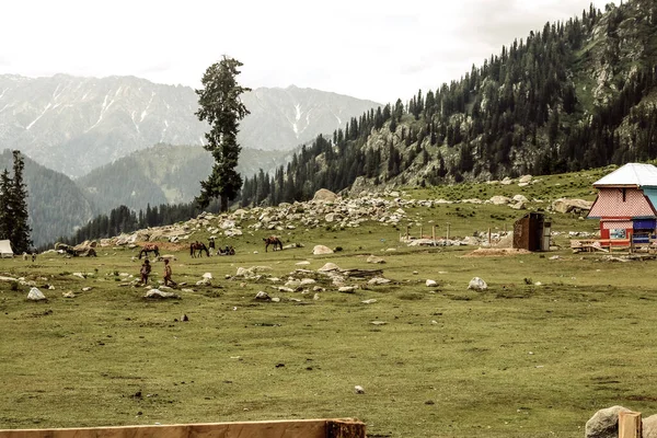 库姆拉特山谷风景秀丽的山脉景观 — 图库照片