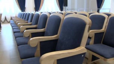 Tiyatro ve sinema salonundaki seyirciler için koltuklar