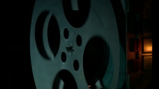 Un véhicule de projection montre un film au public — Video