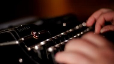 tarihin eski basılı daktilo