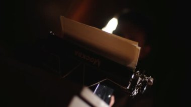 Geçmişin daktilosunda metin yazdırma, yazar