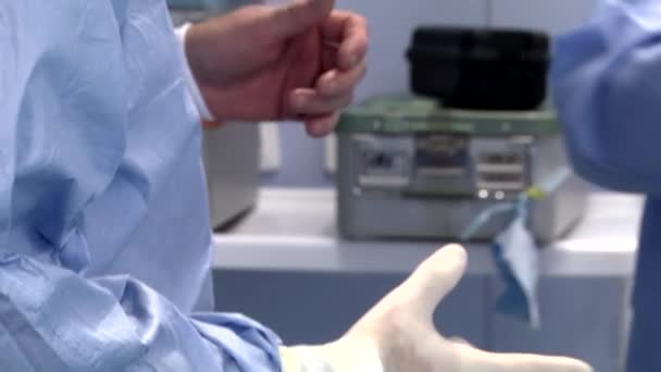 Un chirurgien se prépare à l'opération — Video