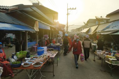 Thoet Thai, Chiang Rai - THAILAND, 01 Aralık 2020: Geleneksel pazardaki insanlar, Chiang Rai., Tayland. Renkli sabah pazarı ve sokak yemekleri.