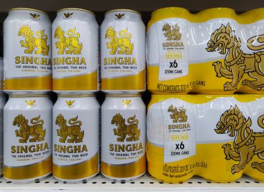 Singha birası Chiang Mai 'deki süpermarkette bulunan orijinal Tayland birası - THAILAND, 12 Şubat 2021