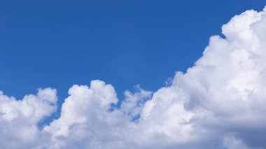 bulutlu mavi gökyüzü arkaplanı