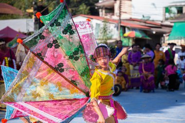 Thoet Thai, Chiang Rai - THAILAND, 27 Kasım 2019: Shan veya Tai Yai 'nin (Myanmar ve Tayland' ın çeşitli yerlerinde yaşayan etnik grup) güzel kadını Shan Yeni Yıl kutlamalarında kabile kıyafetiyle