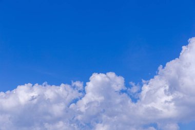 Tasarım için küçük bulutlu mavi gökyüzü arkaplanı