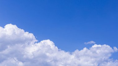 Tasarım için küçük bulutlu mavi gökyüzü arkaplanı