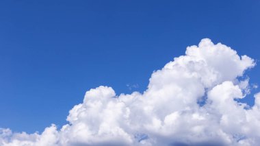 Tasarım için küçük bulutlu mavi gökyüzü arkaplanı