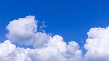 Mavi gökyüzü arkaplanlı beyaz bulut