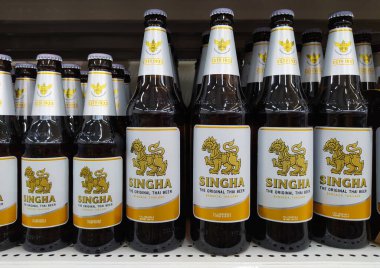 Singha birası Chiang Mai 'deki süpermarkette bulunan orijinal Tayland birası - THAILAND, 20 Nisan 2021