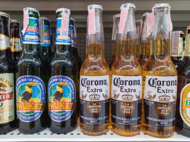 Corona ekstra bira ve Phuket birası Chiang Mai 'deki süpermarkette - THAILAND, 20 Nisan 2021.