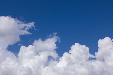 Mavi gökyüzü arkaplanlı beyaz bulut.