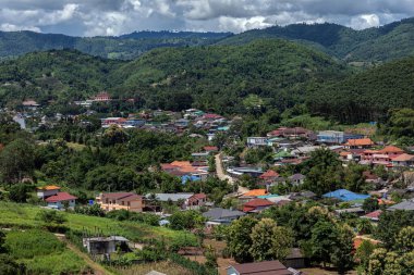 Chiang Rai, Tayland 'da ağaçların arasında tepeler ve evler