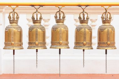 bir Budist tapınağında çan