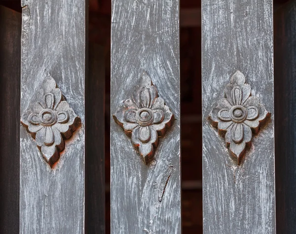 Wood carving i en thailändsk tempel. — Stockfoto