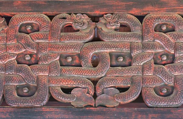 Sculpture sur bois dans un temple thaï . — Photo