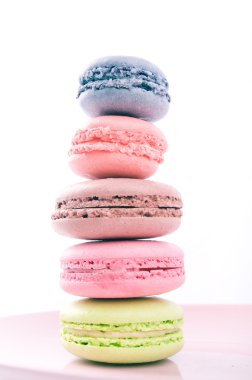 Beyaz bir arka plan üzerinde pasta kurabiye