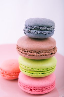 Beyaz bir arka plan üzerinde pasta kurabiye