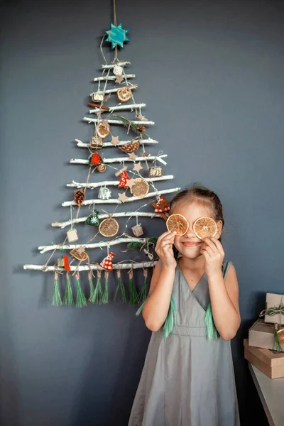 Menina Feliz Segurando Caixa Presente Perto Árvore Natal Alternativa Original — Fotografia de Stock