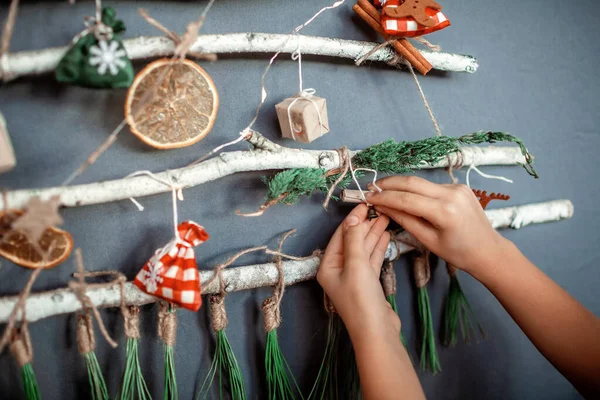 Happy Girl Gospodarstwa Obecny Box Pobliżu Oryginalnej Alternatywnej Choinki Wykonane — Zdjęcie stockowe