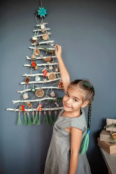 Menina Feliz Segurando Caixa Presente Perto Árvore Natal Alternativa Original — Fotografia de Stock