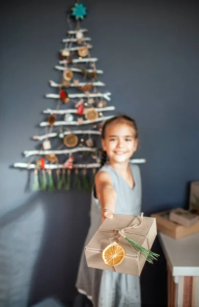 Jolie Fille Tenant Boîte Cadeau Près Arbre Noël Alternatif Original — Photo