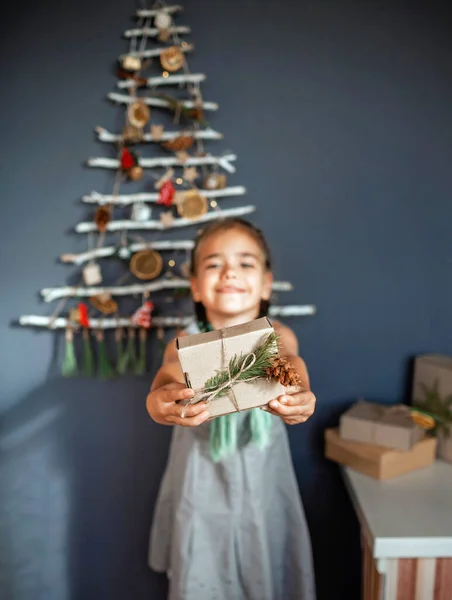 Menina Feliz Segurando Caixa Presente Perto Árvore Natal Alternativa Original — Fotografia de Stock
