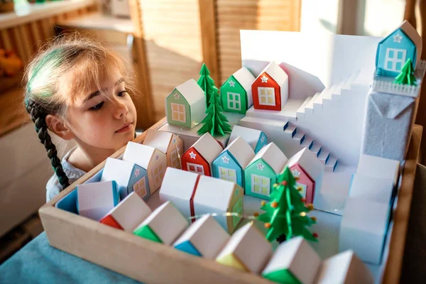 Origami Calendário Advento Aldeia Natal Ofício Papel Menina Bonito Olhando — Fotografia de Stock