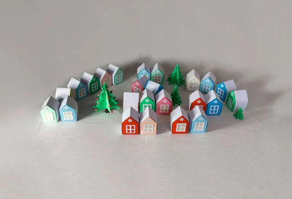 Origami Adventskalender Miniatuur Met Kerstboom Papieren Huizen Geïsoleerd Grijze Achtergrond — Stockfoto