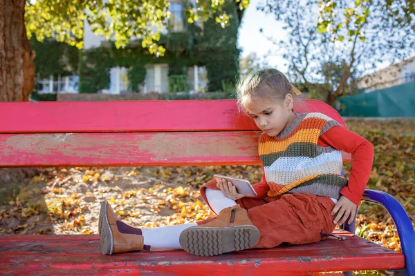 Stylish Tween Girl Mobile Phone Walking Street Kid Gadgets Autumn — Stock Photo, Image