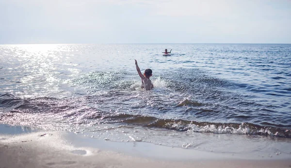 Happy Sibling Running Sea Splashing Sunset Light Lots Fun Happiness — Stock Photo, Image