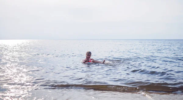 Cute Little Girl Running Sea Sunset Light Lots Splashes Happiness — Stock Photo, Image