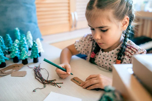 Şirin Bir Kız Noel Için Ailelere Noel Hediyesi Hazırlıyor Onlara — Stok fotoğraf