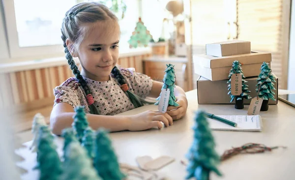 Cute Girl Przygotowuje Prezenty Diy Podpisując Tagi Rodziców Rodziny Boże — Zdjęcie stockowe