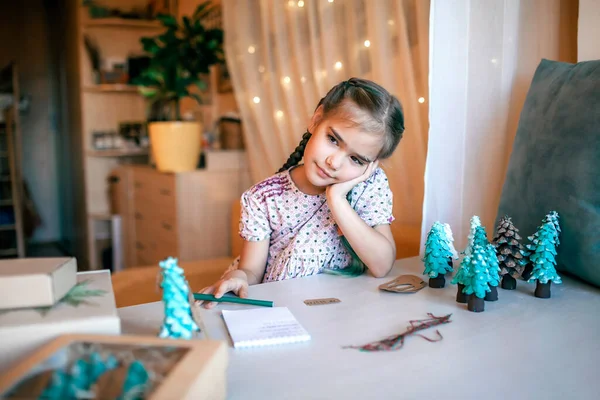 Cute Girl Przygotowuje Prezenty Diy Podpisując Tagi Rodziców Rodziny Boże — Zdjęcie stockowe